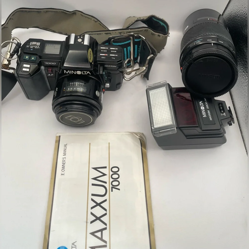 Minolta Maxxum 7000 AF 35mm SLR Camera Bundle